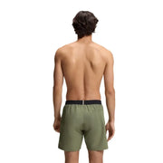 Short de bain homme Boss vert olive en polyester, avec ceinture élastique noire et poches, idéal pour la natation.