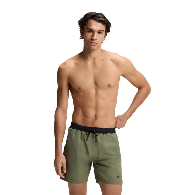 Short de bain homme Boss en polyester vert olive, avec ceinture à cordon noir, logo discret de la marque sur le côté et poches.