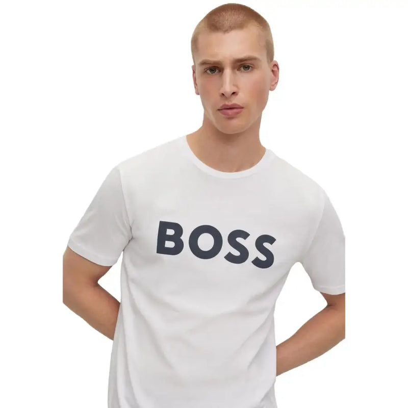 patrons blancs t-shirt avec un lettrage bleu marine audacieux sur la poitrine pour une tenue décontractée