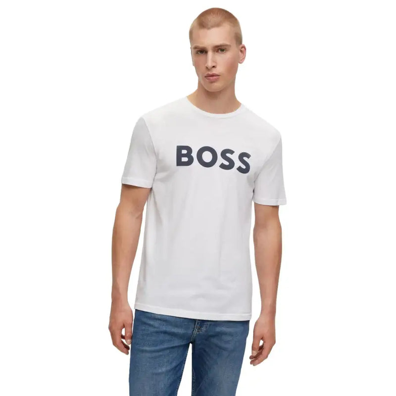 Hommes patrons blancs t-shirt avec un logo bleu marine en coton confortable pour une tenue décontractée
