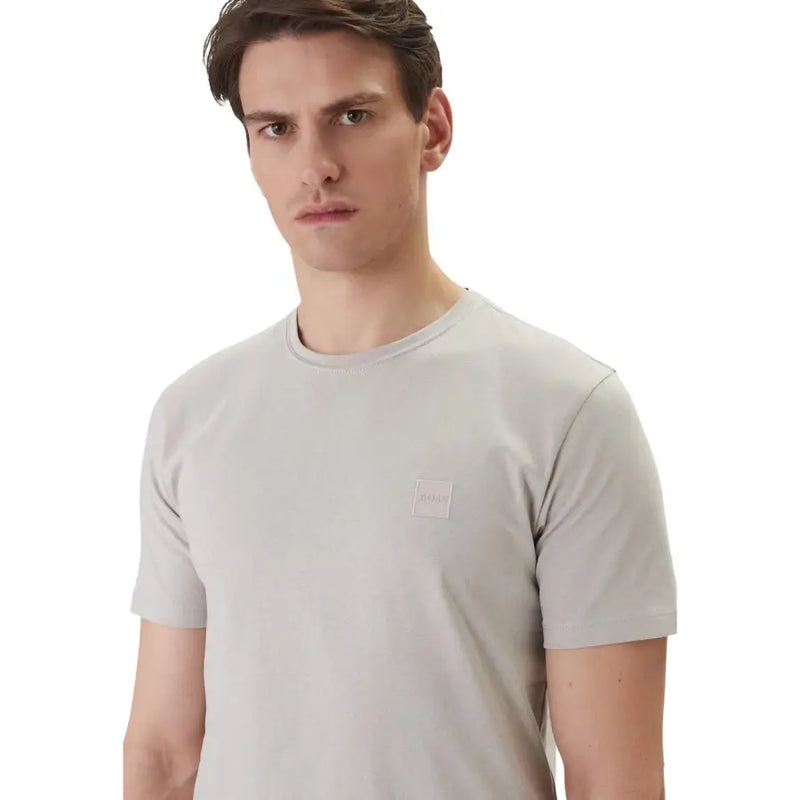 T-shirt homme gris clair « Boss », col rond, manches courtes, en coton, avec petit logo carré sur la poitrine gauche.