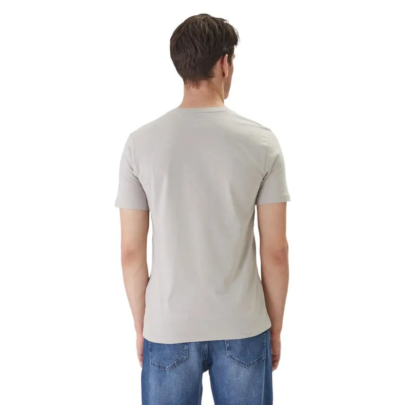 Un t-shirt gris clair pour homme, style patron, à manches courtes et col rond, en coton pour un confort décontracté.