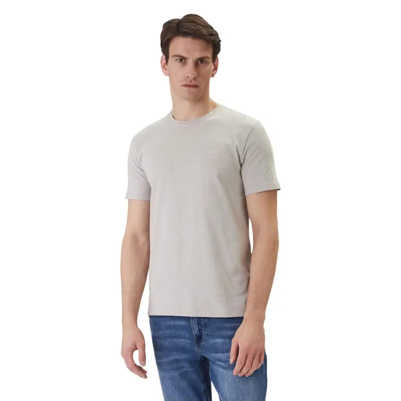 T-shirt Boss pour homme, gris clair, col rond, manches courtes, en coton, avec logo discret sur la poitrine gauche.