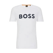 patrons blancs t-shirt avec le logo « boss » en lettres noires audacieuses sur la poitrine et une étiquette orange au col