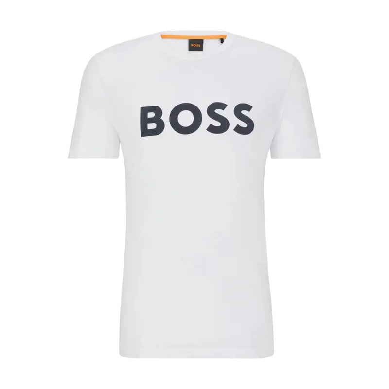 patrons blancs t-shirt avec le logo « boss » en lettres noires audacieuses sur la poitrine et une étiquette orange au col