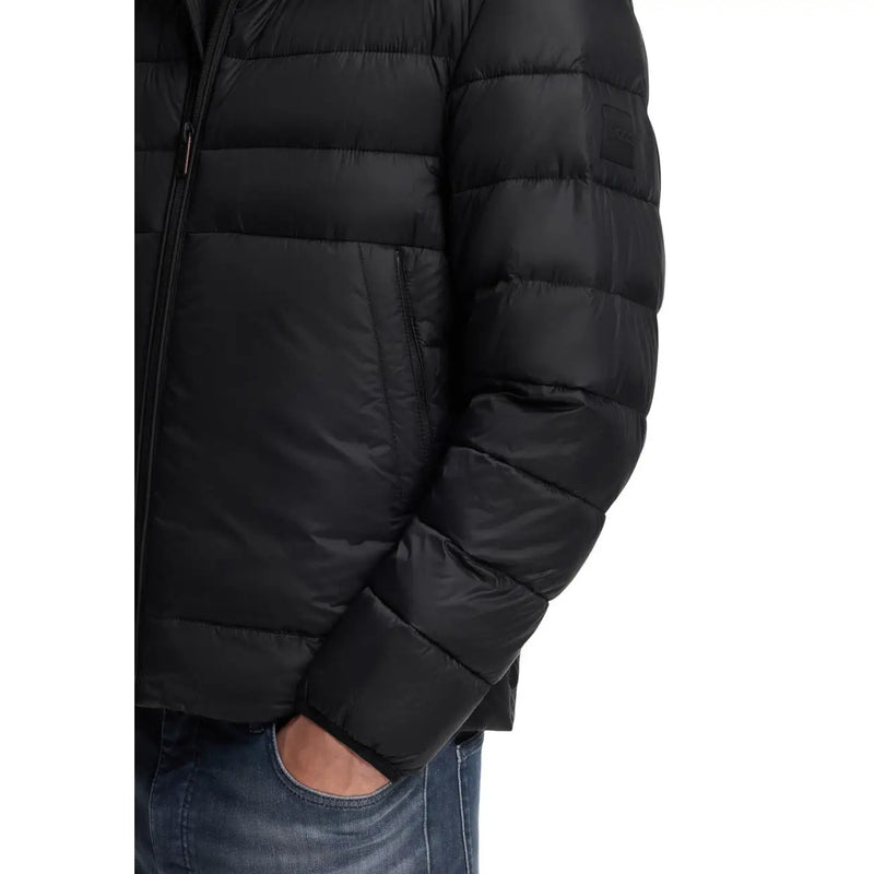 Doudoune Boss Odenni pour homme, noire, matelassée, avec logo discret sur la manche, vue de face