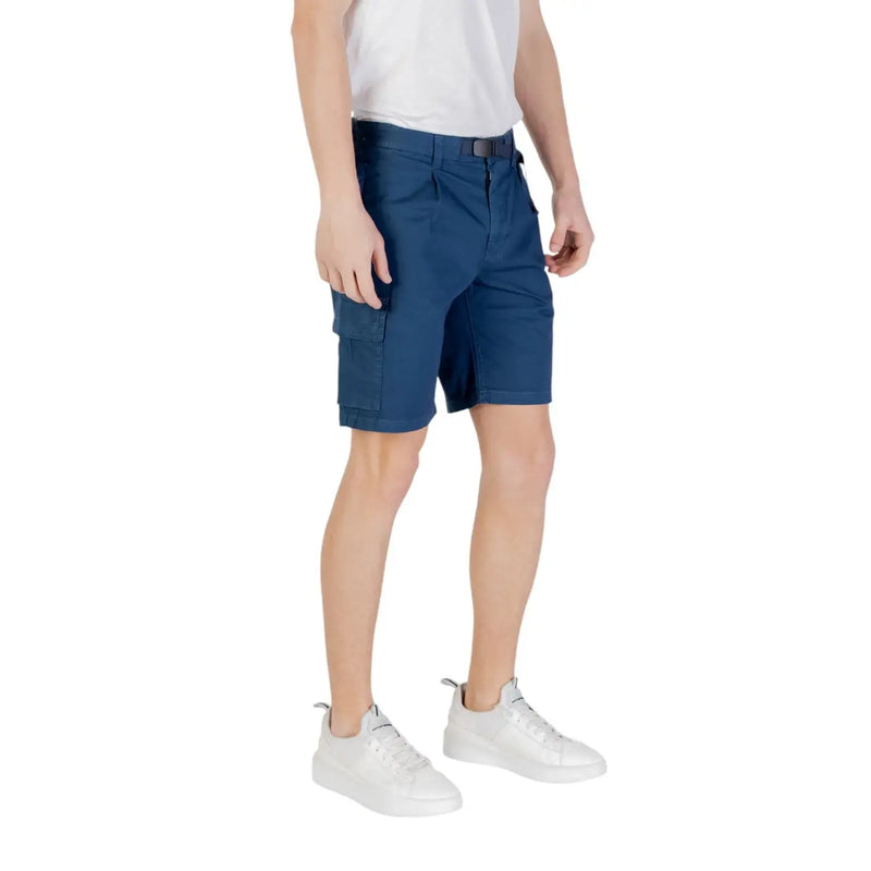 Short cargo Boss 50534196 pour homme, bleu marine, avec plusieurs poches et ceinture (vue de face).