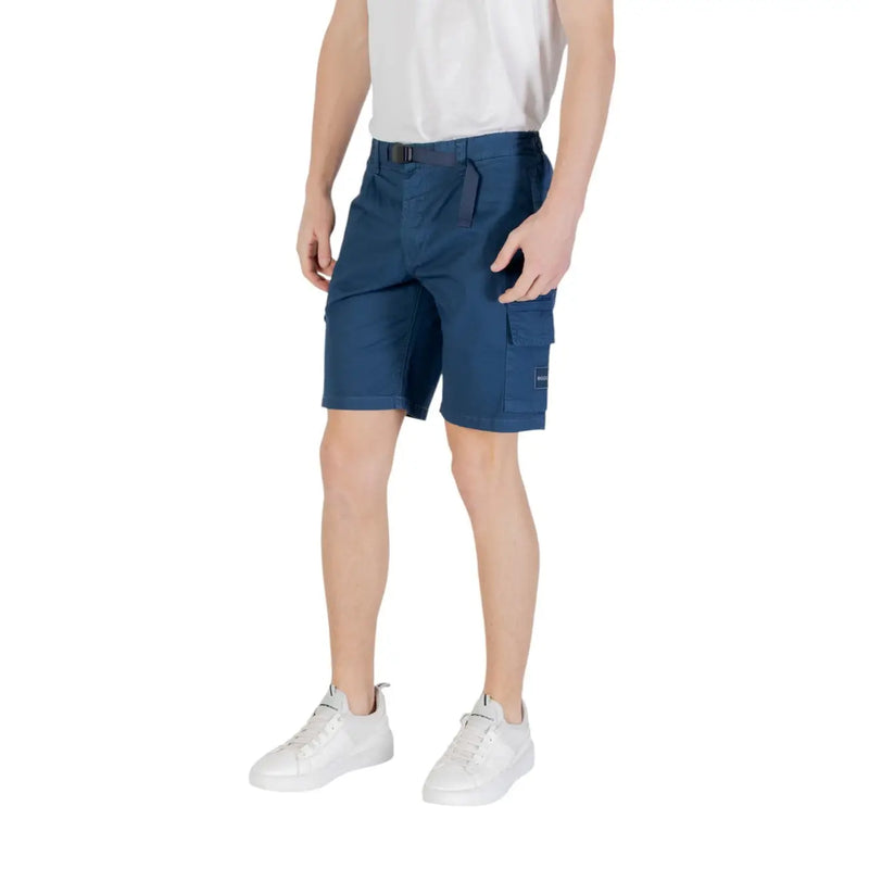 Short cargo Boss 50534196 pour homme, bleu marine, avec plusieurs poches et ceinture (vue de face).