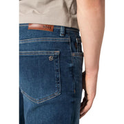 Jean slim Boss Ogden pour homme en denim bleu foncé avec étiquette de marque en cuir marron, vue de dos