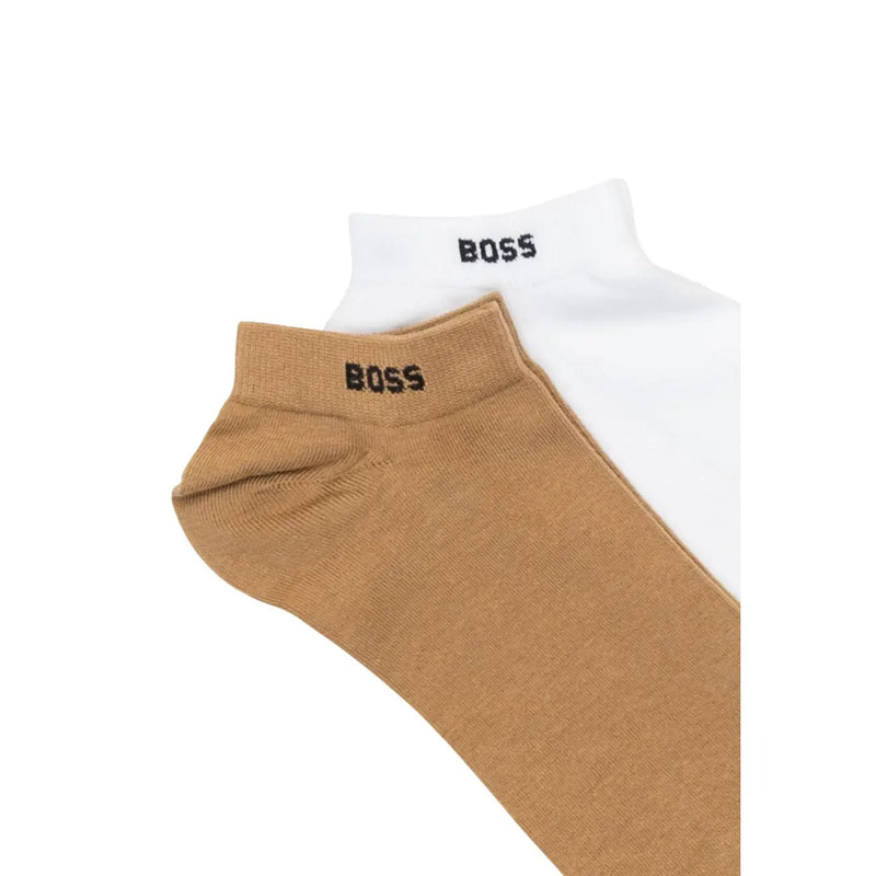 Une paire de chaussettes basses pour femme de marque Boss, en coton élasthanne beige et blanc, à texture côtelée et logo Boss noir.