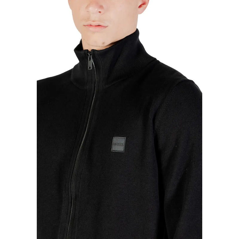 Pull à col roulé en laine Boss pour homme, noir, avec col côtelé et discret écusson de la marque, vue de face