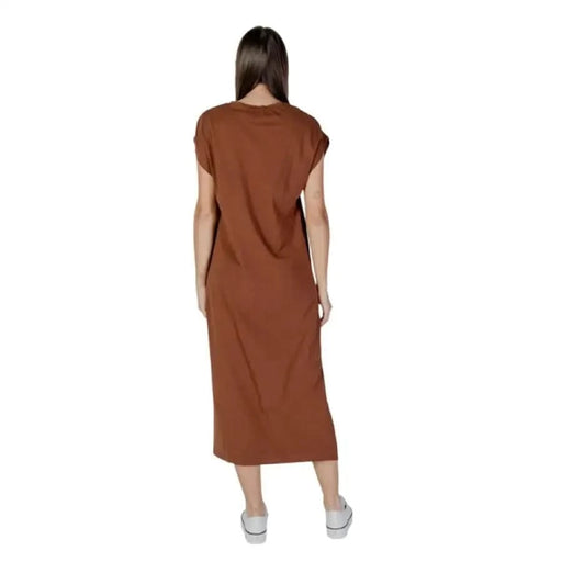 Brown midi dress from B.young featuring a stylish V-neck and short sleeves