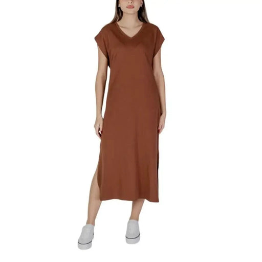 Brown V-neck midi dress from B.young, perfect for casual or formal occasions