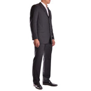 Costume Burberry noir pour homme, composé d'un gilet et d'un pantalon assortis en laine mohair à fines rayures et orné d'une fermeture classique à trois boutons.
