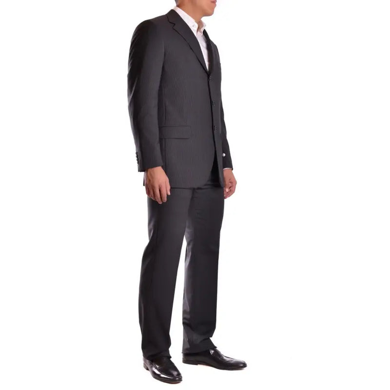 Costume Burberry noir pour homme, composé d'un gilet et d'un pantalon assortis en laine mohair à fines rayures et orné d'une fermeture classique à trois boutons.