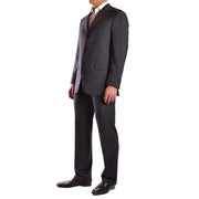 Costume homme Burberry en laine mohair noir à fines rayures, gris foncé, avec une fermeture classique à trois boutons.
