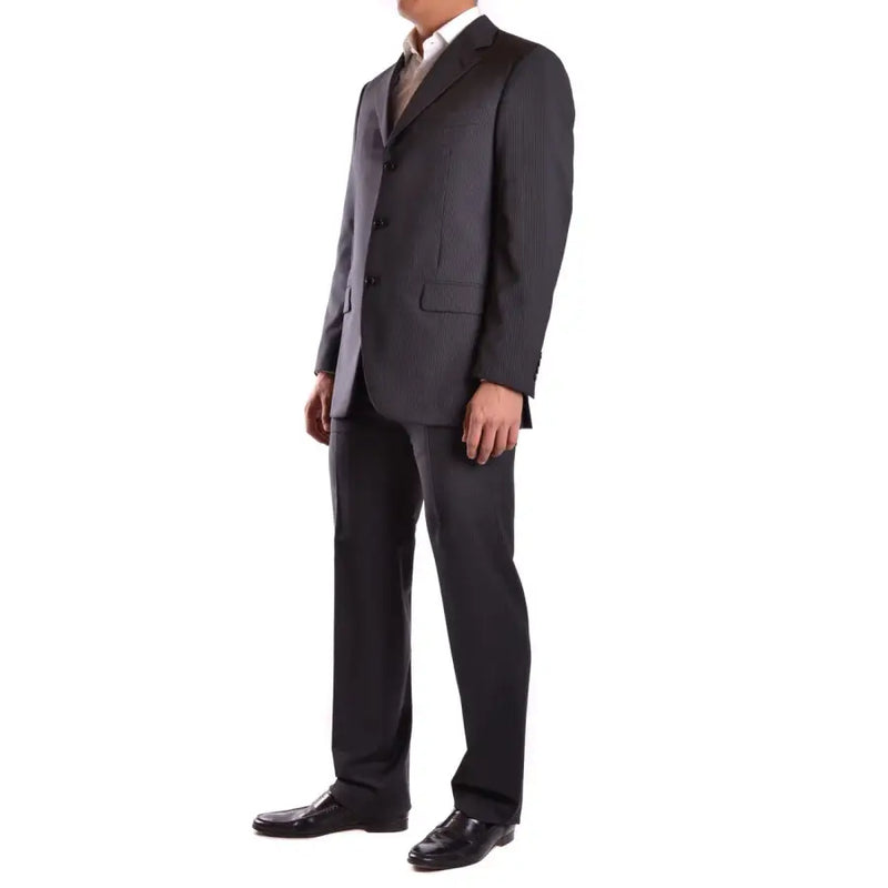 Costume homme Burberry en laine mohair noir à fines rayures, gris foncé, avec une fermeture classique à trois boutons.