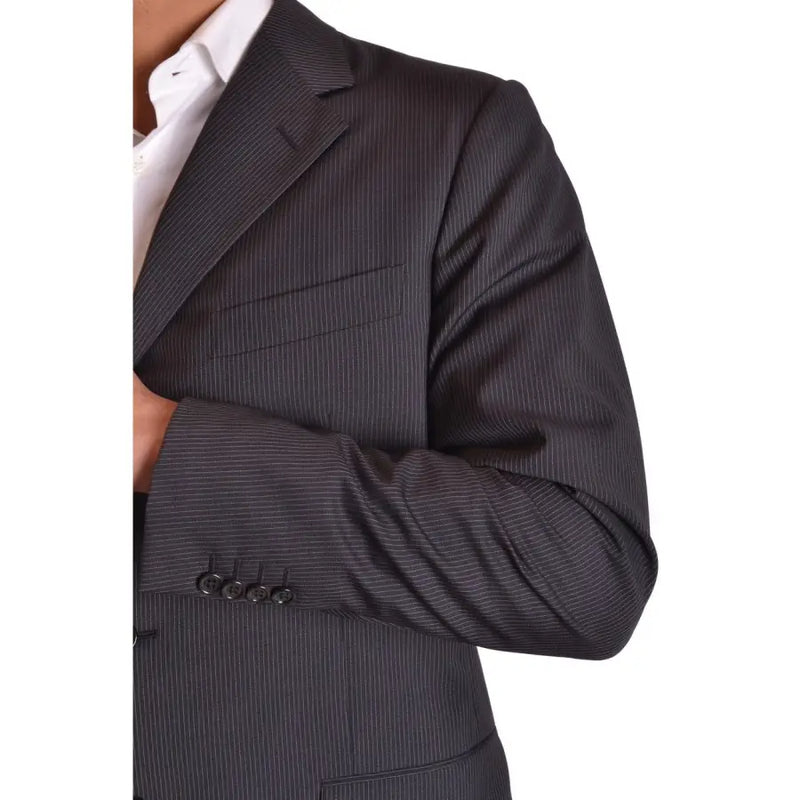 Costume homme Burberry, veste en laine et mohair à fines rayures verticales, gris anthracite foncé, avec revers cranté.