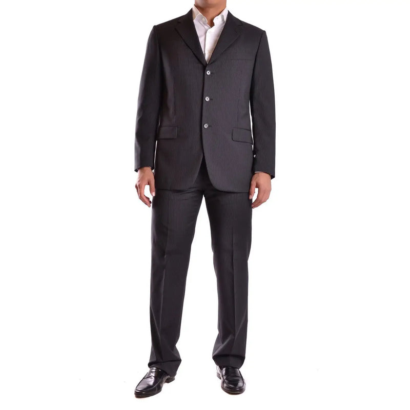 Costume Burberry pour homme en laine noire à fines rayures, coupe ajustée, trois boutons et texture subtile.