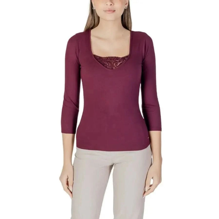 Burgundy square-neck top with lace trim and three-quarter sleeves by Morgan De Toi