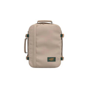 Sac à dos cabine Cabin Zero beige avec détails verts et poignées en cuir fauve, fabriqué en polyester résistant.