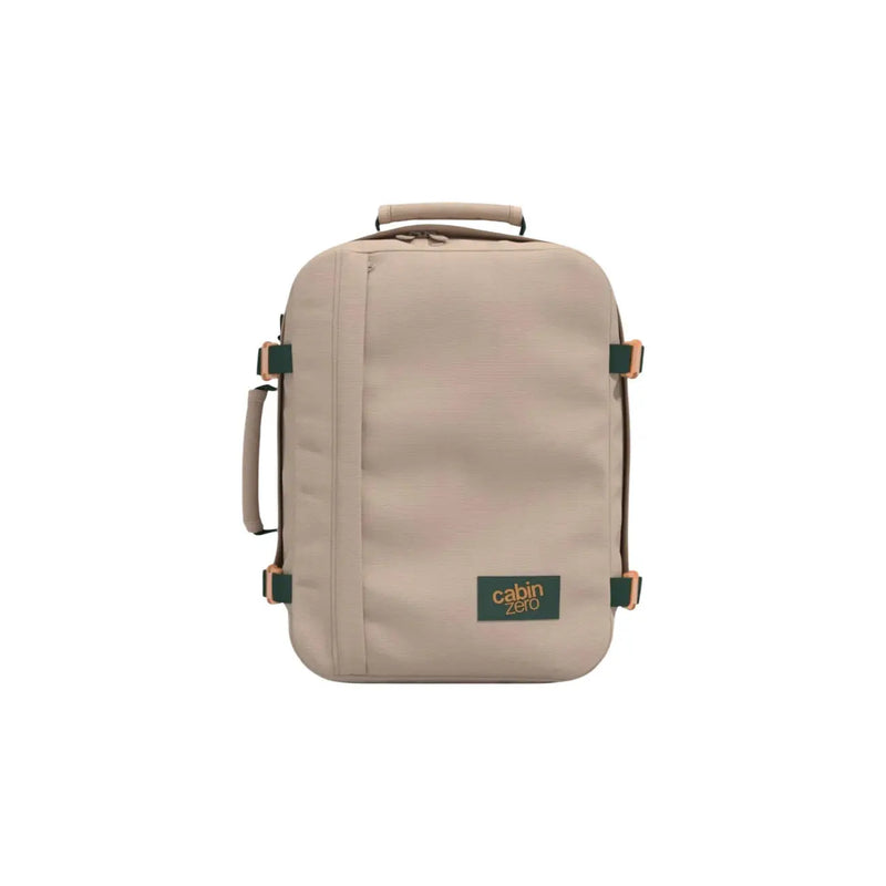 Sac à dos cabine Cabin Zero beige avec détails verts et poignées en cuir fauve, fabriqué en polyester résistant.
