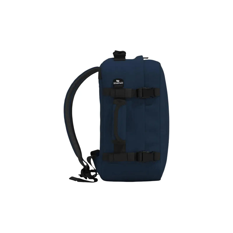 Sac à dos CabinZero Classic pour homme, bleu marine, avec fermetures à boucle et sangles noires, vue de face