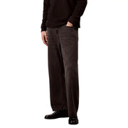 Calvin Klein Jean ample pour homme en denim gris foncé, coupe décontractée et délavage subtil, vue de face