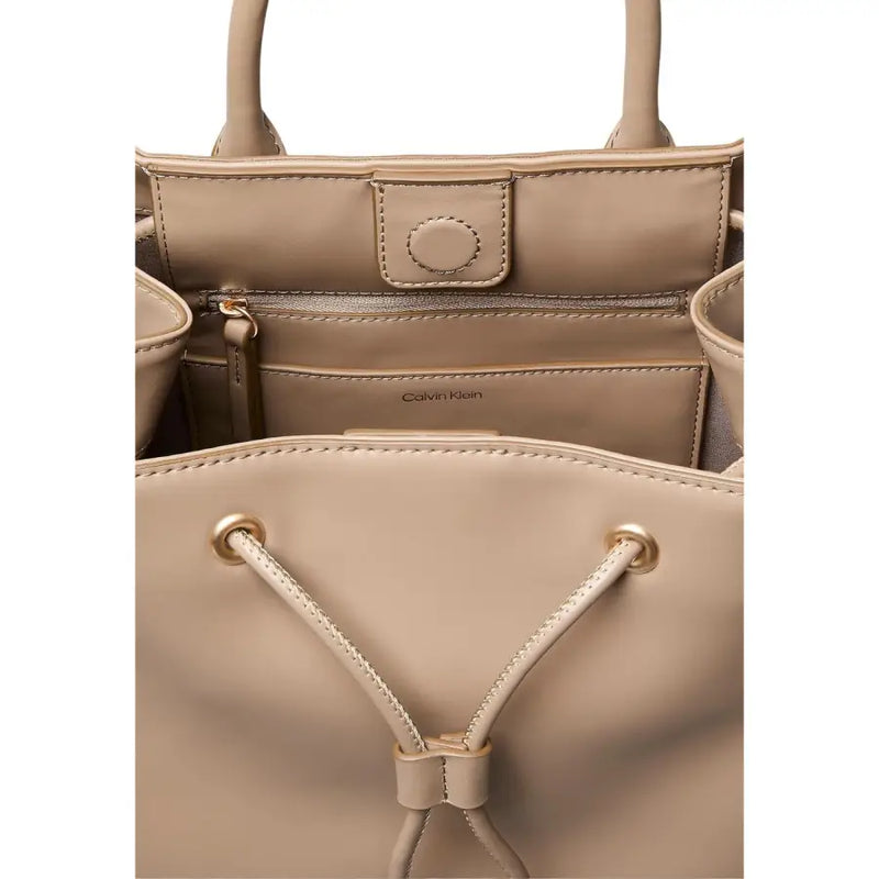 Calvin Klein sac cabas/sac à dos en cuir beige avec top poignées, cordon de serrage et poche intérieure