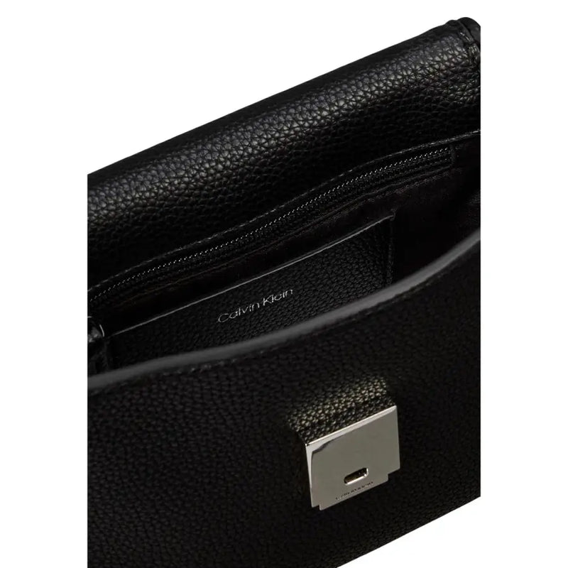 Calvin Klein Sac bandoulière en cuir noir texturé avec fermoir et bandoulière argentés