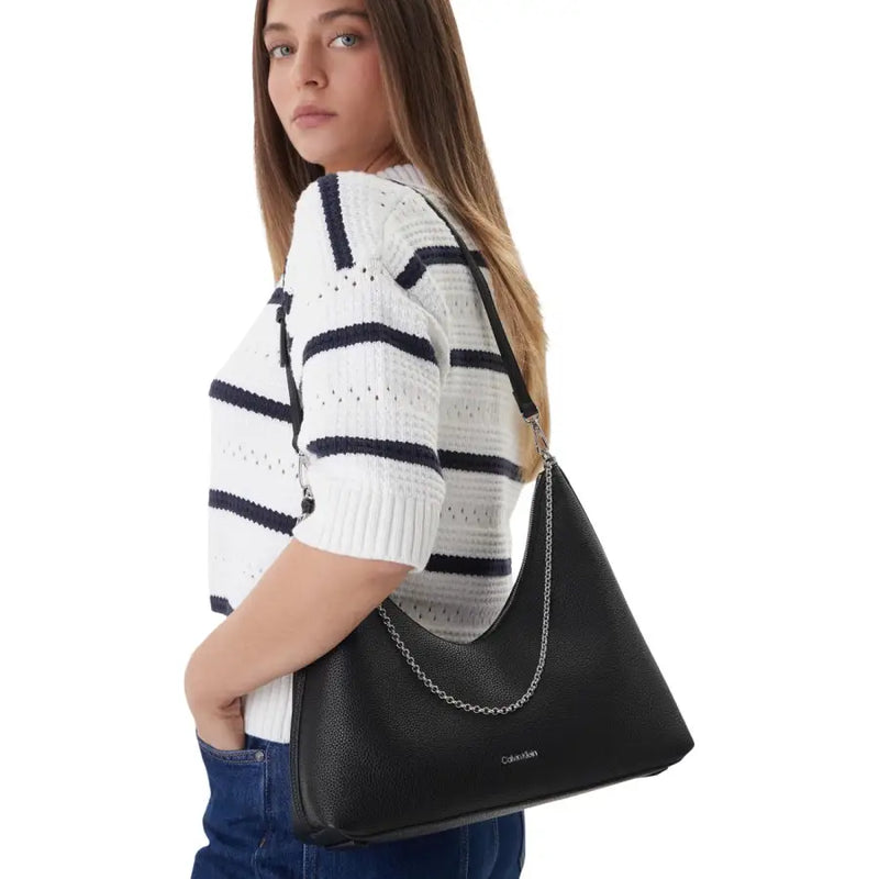 Calvin Klein Sac hobo en cuir noir texturé avec bandoulière chaîne argentée