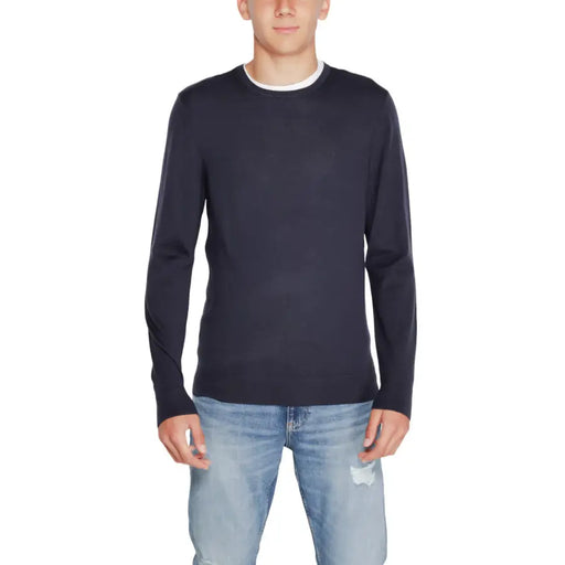 Pull bleu marine à col rond avec bordure blanche, probablement en coton ou en mélange de polyester.