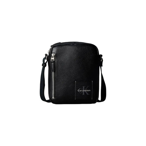 Calvin Klein Sac bandoulière Bold Pebble pour femme en cuir noir texturé avec fermeture éclair argentée, vue de face