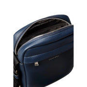 Calvin Klein Sac bandoulière Raised Reporter pour femme en cuir bleu foncé avec fermeture éclair argentée et surpiqûres discrètes, vue de face