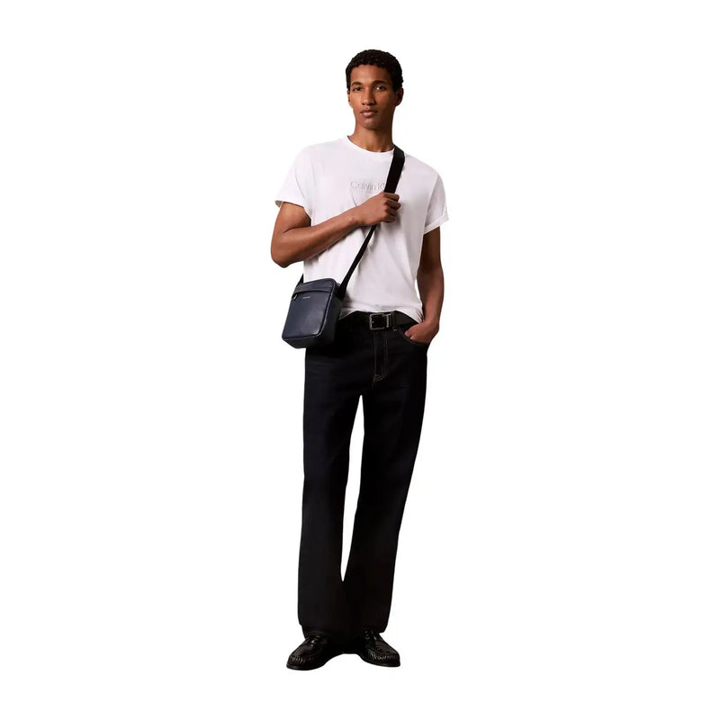 Calvin Klein Sac bandoulière Raised Reporter pour femme en cuir bleu marine avec boucle argentée, vue de face