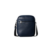 Calvin Klein Sac bandoulière Raised Reporter pour femme en cuir texturé bleu marine avec bandoulière noire et tirette de fermeture éclair argentée, vue de face