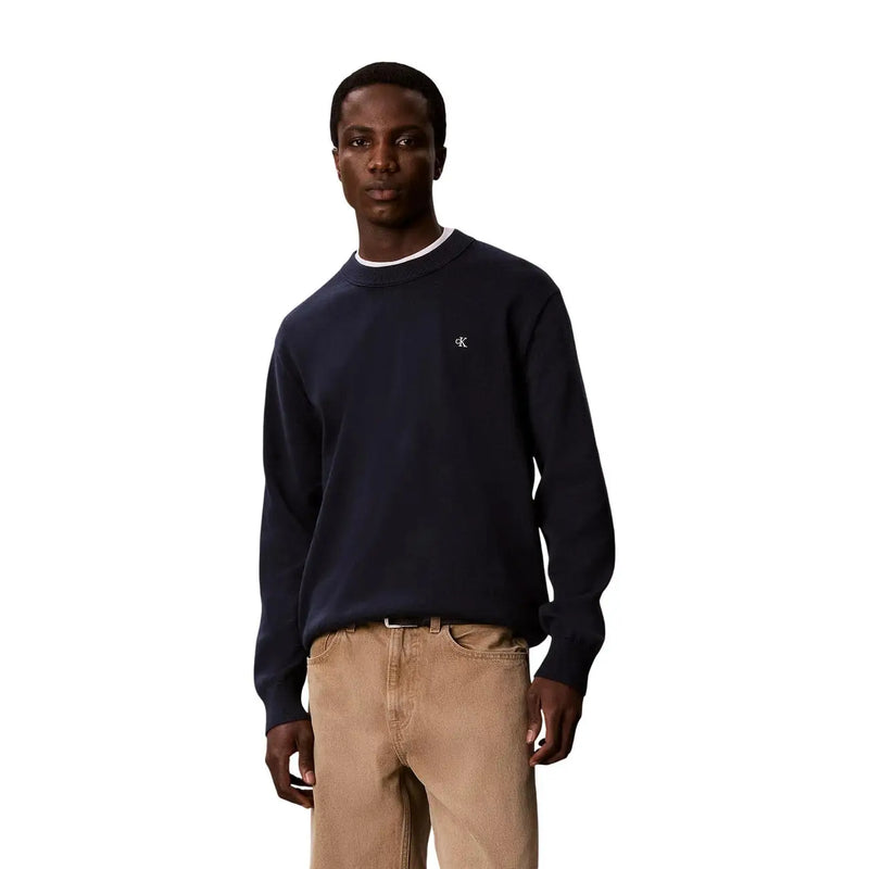 Calvin Klein Jeans Pull en coton bleu marine pour homme, avec finitions blanches et petit logo sur la poitrine, vue de face
