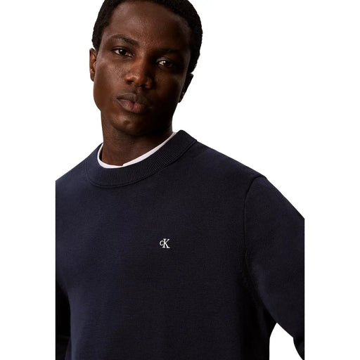 Calvin Klein Jeans Pull en coton pour homme, bleu marine foncé, à côtes et petit logo blanc, vue de face