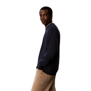 Calvin Klein Jeans Pull en coton bleu marine pour homme, col côtelé blanc, vue de face