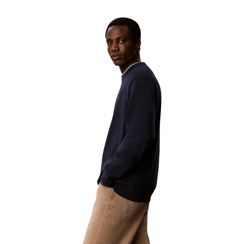 Calvin Klein Jeans Pull en coton bleu marine pour homme, col côtelé blanc, vue de face