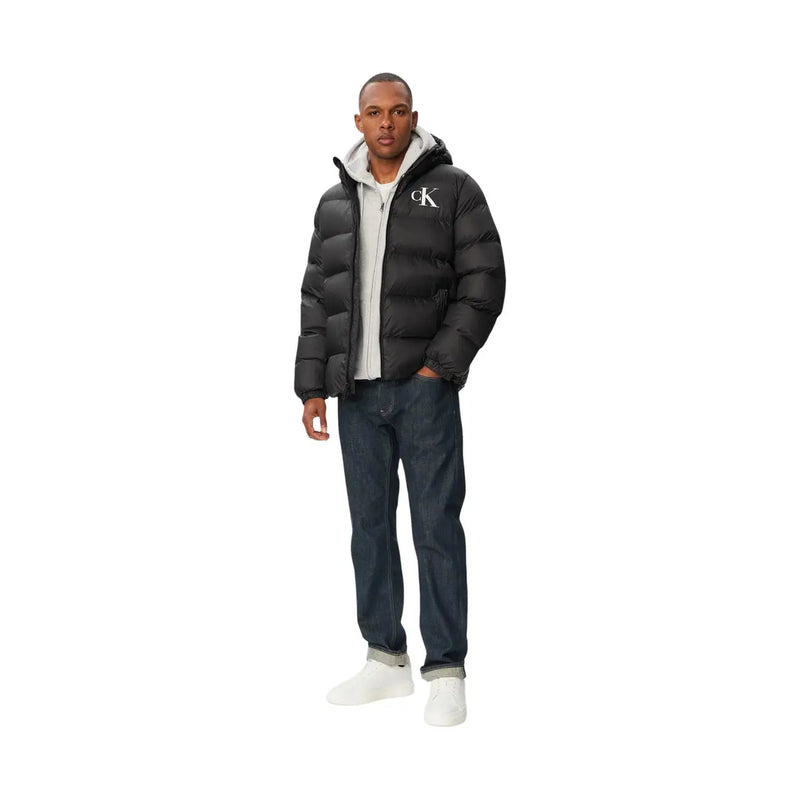 Calvin Klein Jeans Veste homme noire avec logo CK blanc sur la poitrine, style doudoune, vue de face