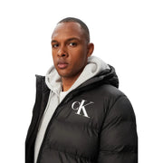 Calvin Klein Jeans Veste pour homme noire avec logo CK blanc et capuche doublée en polaire grise, vue de face
