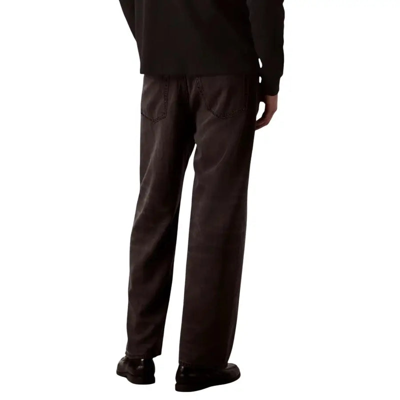 Calvin Klein Jean homme baggy en lyocell viscose noir, dévoilant l'arrière, avec un jean gris foncé à jambes larges et coupe décontractée.