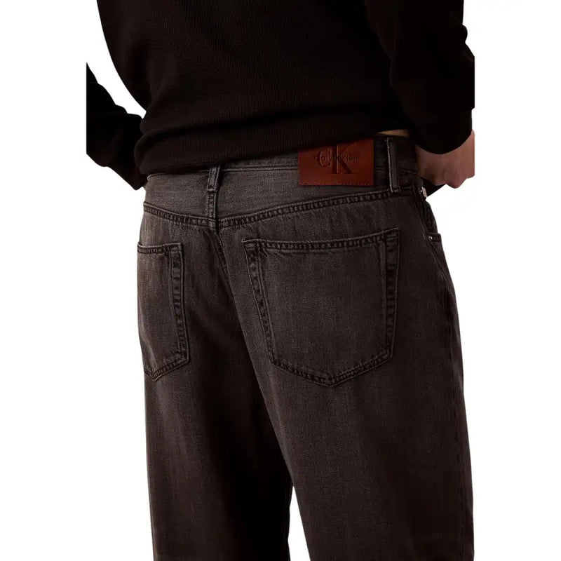 Gris foncé Calvin Klein L'arrière du jean dévoile un design de poche classique et un écusson de marque en cuir marron et viscose lyocell.