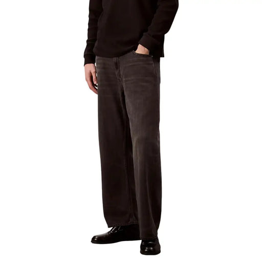 Calvin Klein Jeans Jean baggy pour homme en denim lyocell viscose gris foncé, coupe large et effet délavé subtil.