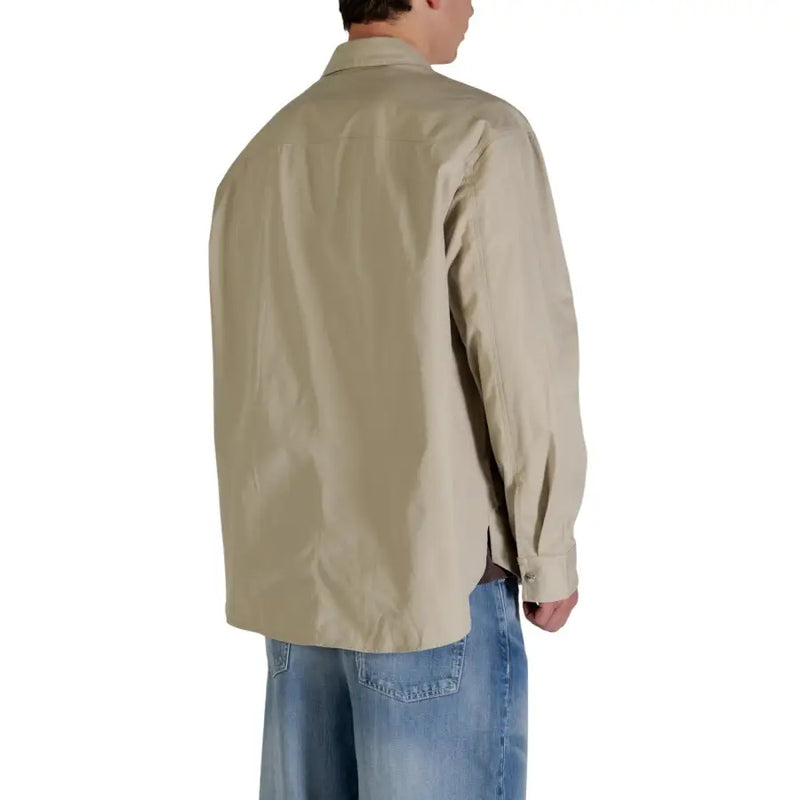 Calvin Klein Jeans Blazer beige en coton pour homme, coupe classique, manches longues, fermeture boutonnée, col classique et détails de coutures.
