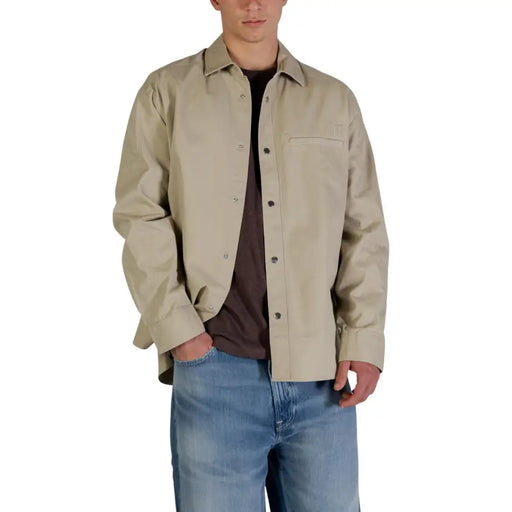 Calvin Klein Jeans Chemisier beige en coton pour homme, coupe classique, col et poche poitrine.