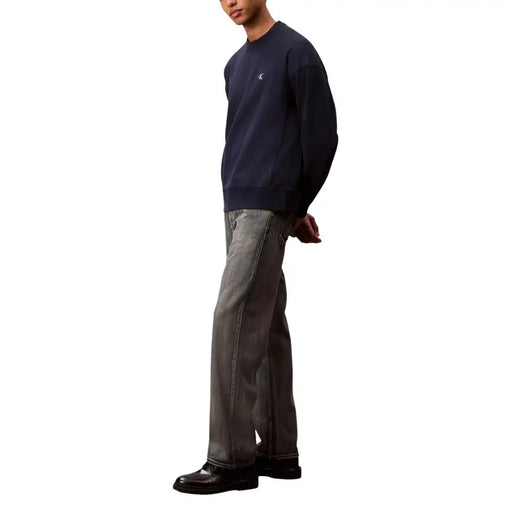 Sweat-shirt bleu marine à col rond avec petit logo blanc sur la poitrine gauche, ensemble jean zippé beige en mélange de coton Calvin Klein pour homme