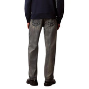 Vue arrière d'un jean Calvin Klein pour homme, beige en mélange de coton, fermeture éclair, jean en denim gris foncé avec poches blanches cousues
