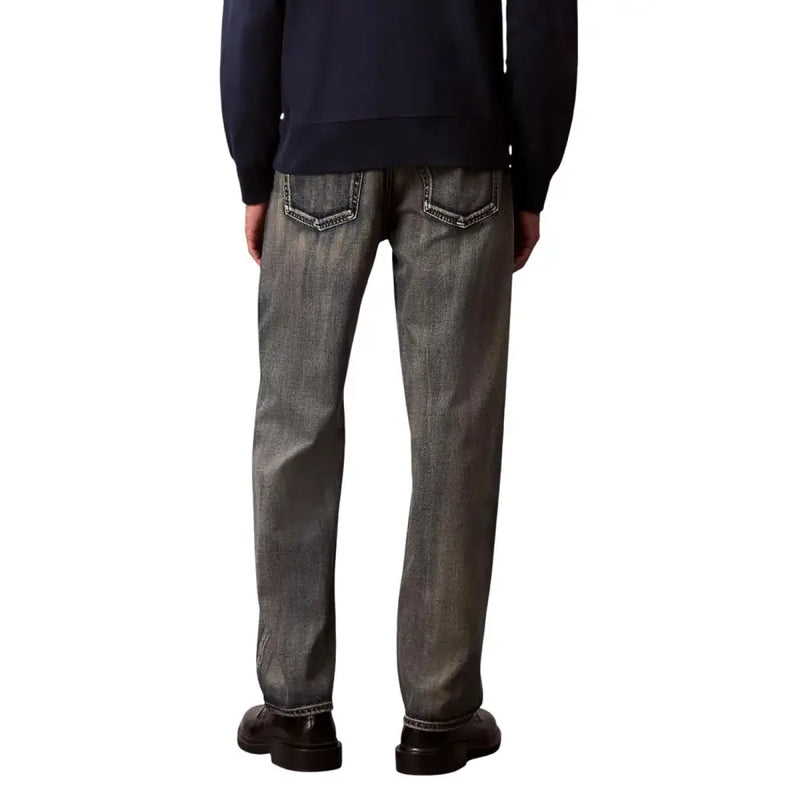 Vue arrière d'un jean Calvin Klein pour homme, beige en mélange de coton, fermeture éclair, jean en denim gris foncé avec poches blanches cousues